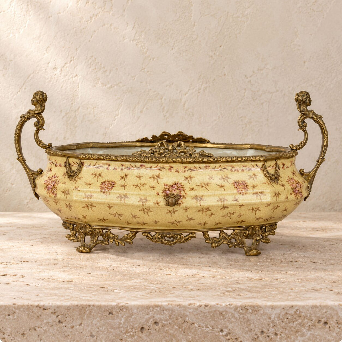 Jardinière en porcelaine jaune à monture en laiton doré, vue d'ensemble