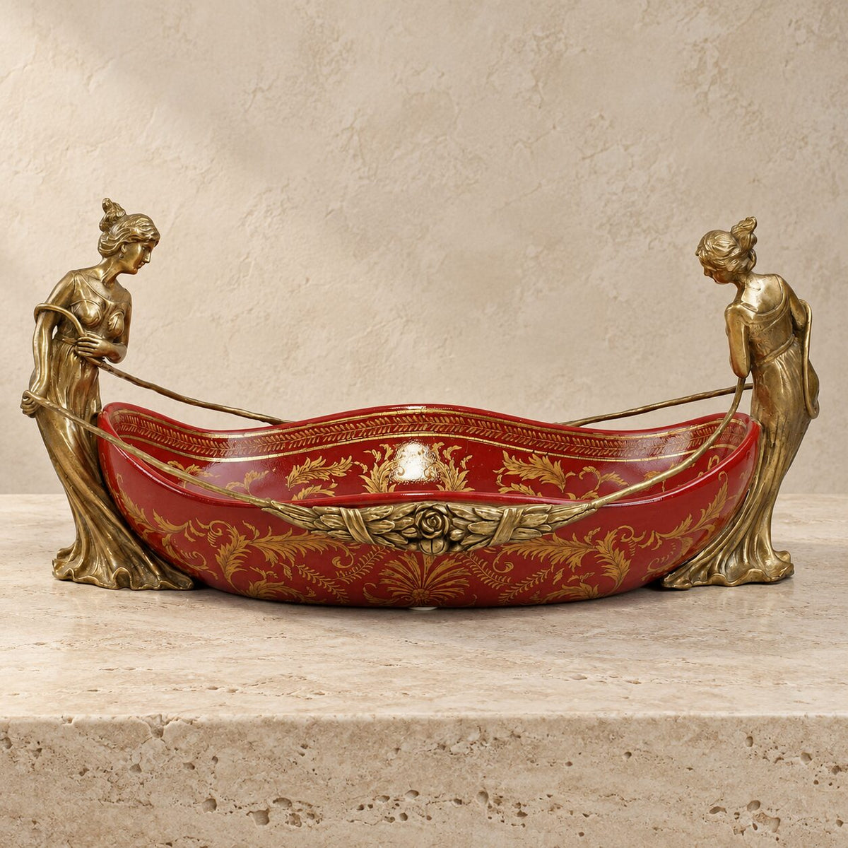 Jardinière en porcelaine rouge et bronze doré aux cariatides, vue d'ensemble