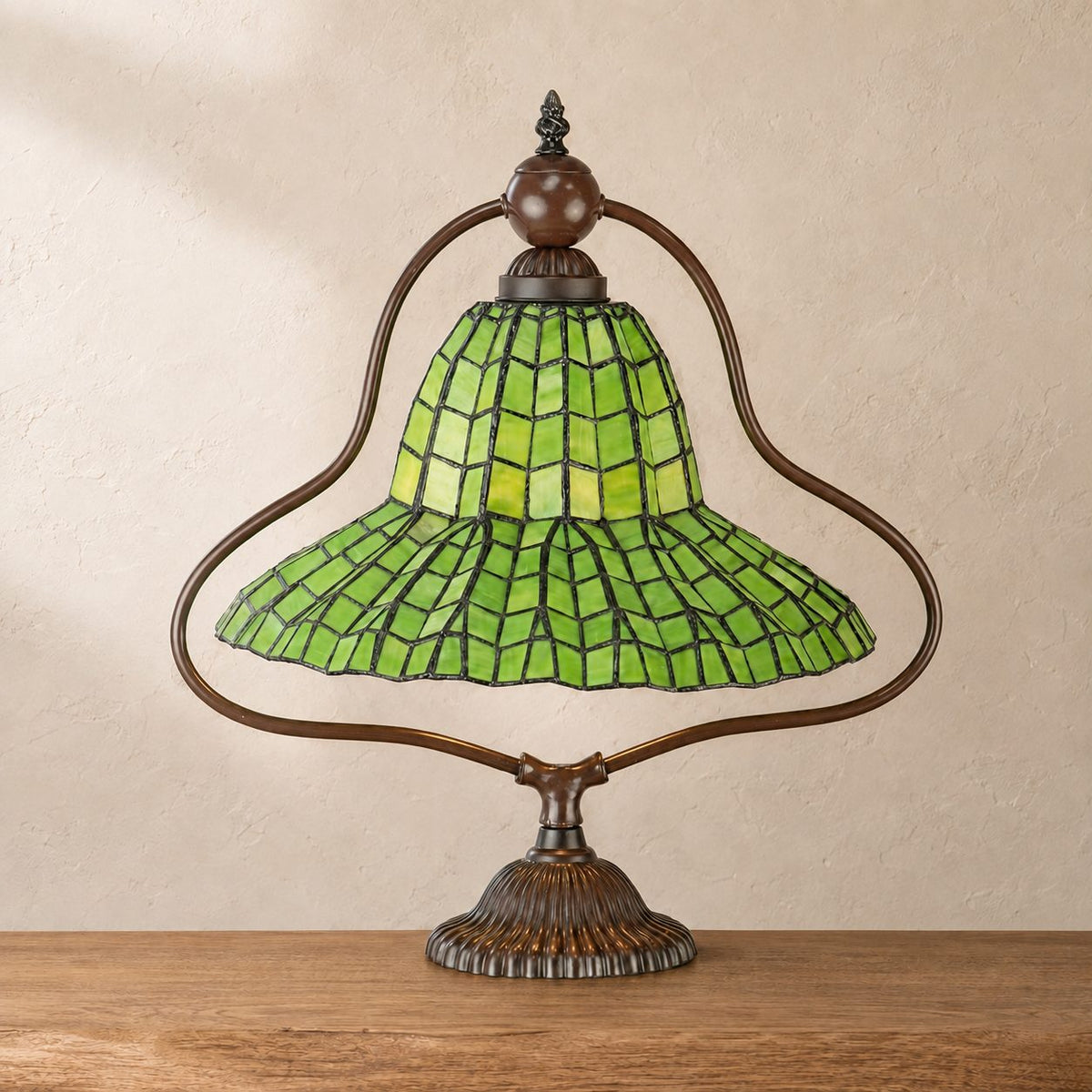 Lampe de style Tiffany à abat-jour cloche en verre vert, vue d'ensemble