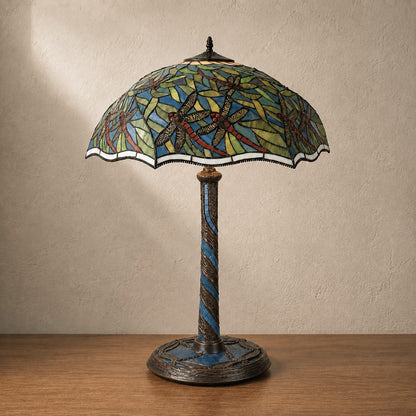 Lampe de style Tiffany aux libellules sur fond de feuillage, vue d'ensemble jour