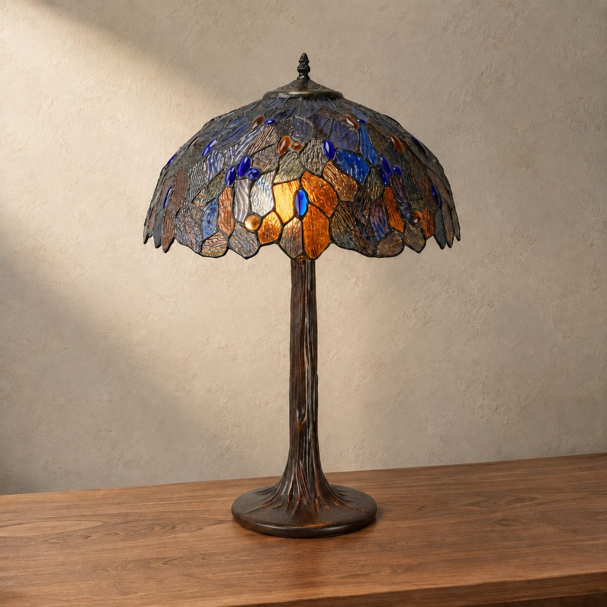 Lampe de style Tiffany à décor de feuillages bleus et ambrés, vue d'ensemble jour