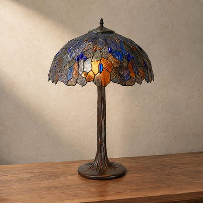 Lampe de style Tiffany à décor de feuillages bleus et ambrés, vue d'ensemble jour