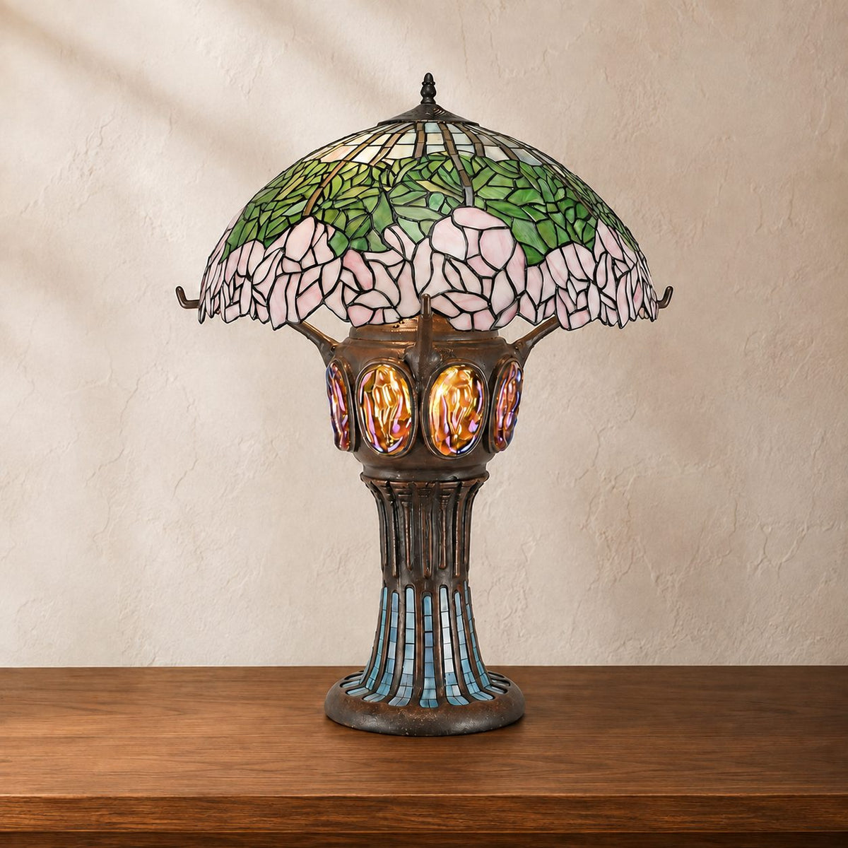 Lampe de style Tiffany aux pivoines roses et pied à cabochons, vue d'ensemble