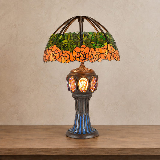 Lampe de style Tiffany aux roses orangées et feuillage vert, vue d'ensemble