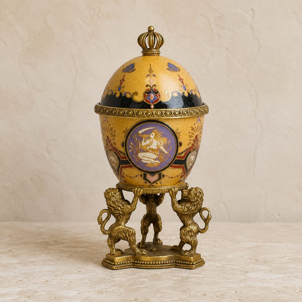 Œuf couvert en porcelaine craquelée jaune sur base lions, vue d'ensemble
