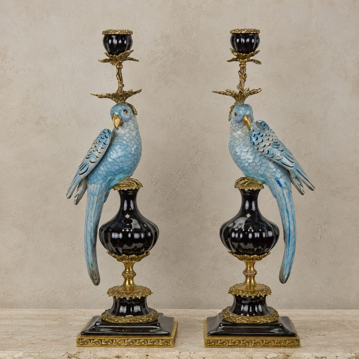 Paire de bougeoirs perroquets en porcelaine et bronze doré, vue d'ensemble