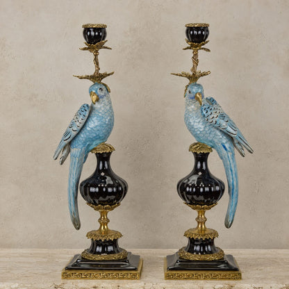 Paire de bougeoirs perroquets en porcelaine et bronze doré, vue d'ensemble
