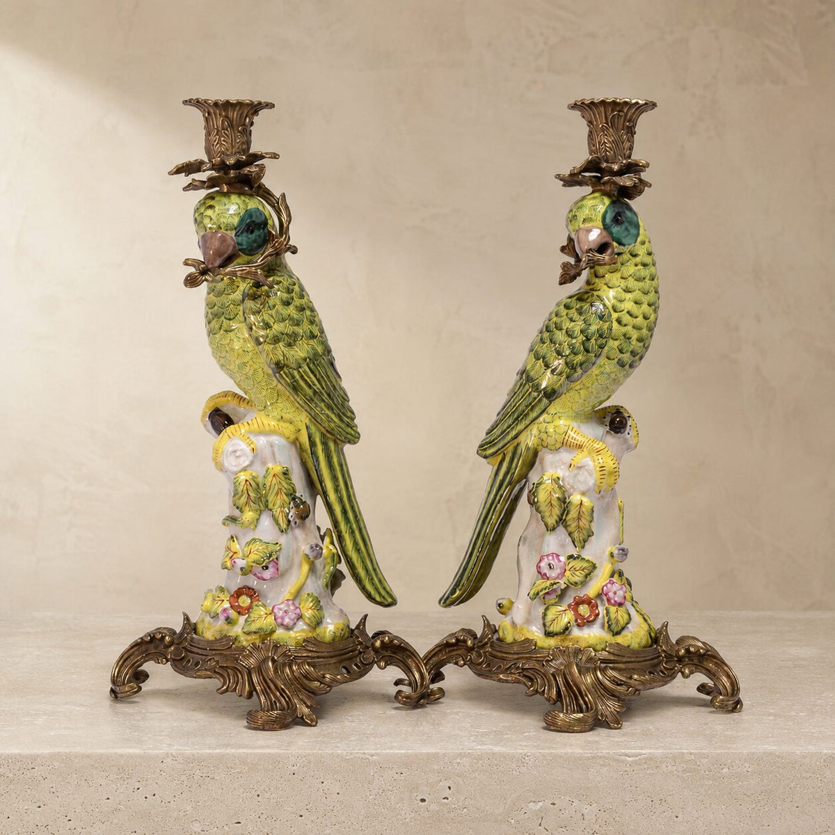Paire de bougeoirs perroquets en porcelaine et bronze doré, vue d'ensemble