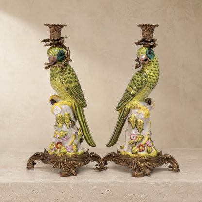 Paire de bougeoirs perroquets en porcelaine et bronze doré, vue d'ensemble