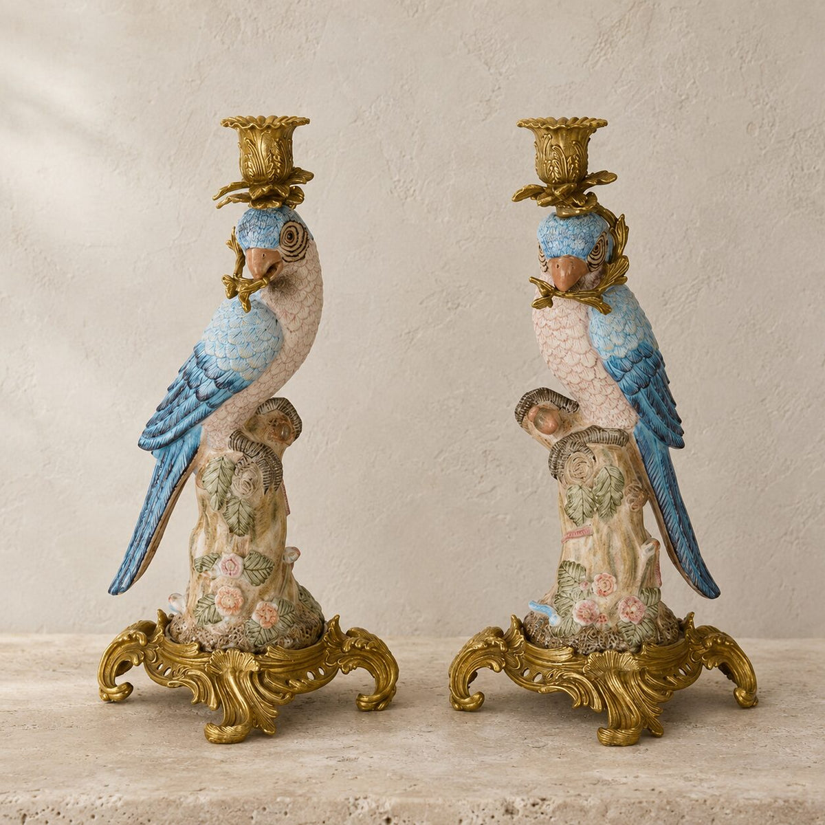Paire de bougeoirs perroquets en porcelaine et bronze doré, vue d'ensemble