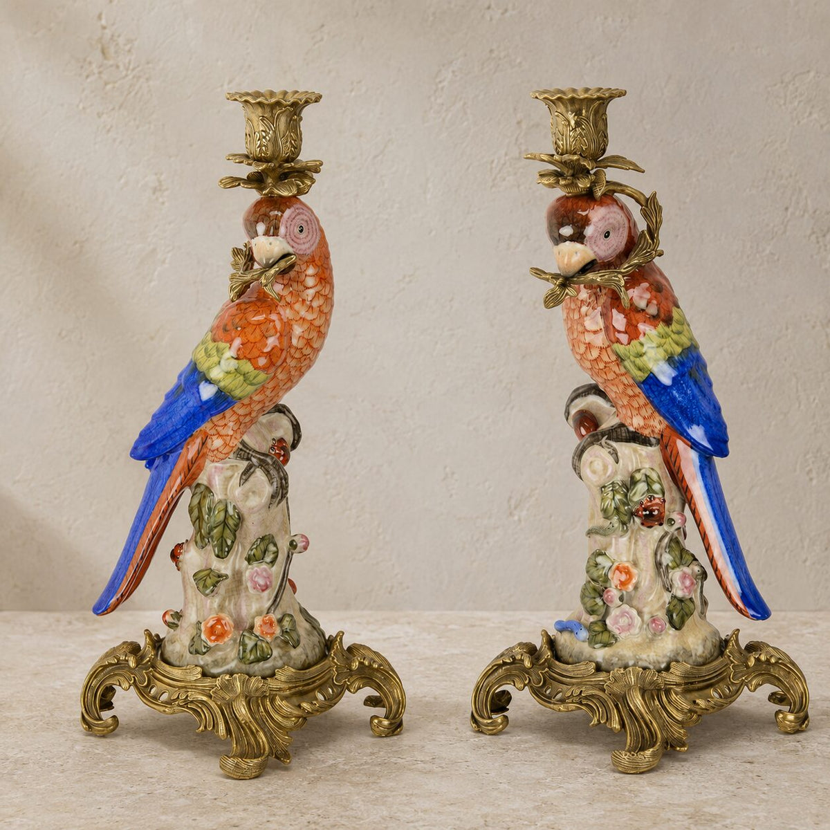 Paire de bougeoirs aux perroquets en porcelaine et bronze doré, vue d'ensemble