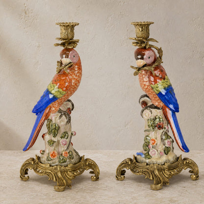 Paire de bougeoirs aux perroquets en porcelaine et bronze doré, vue d'ensemble