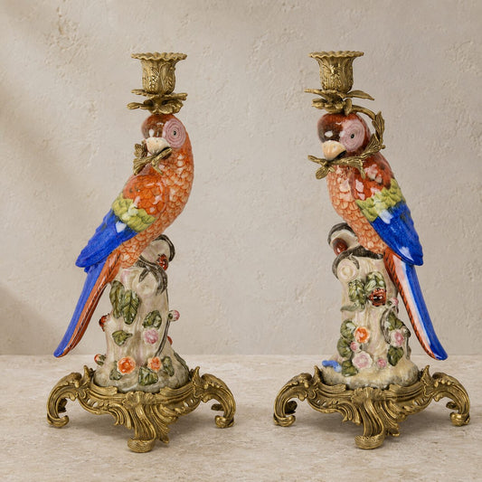 Paire de bougeoirs aux perroquets en porcelaine et bronze doré, vue d'ensemble