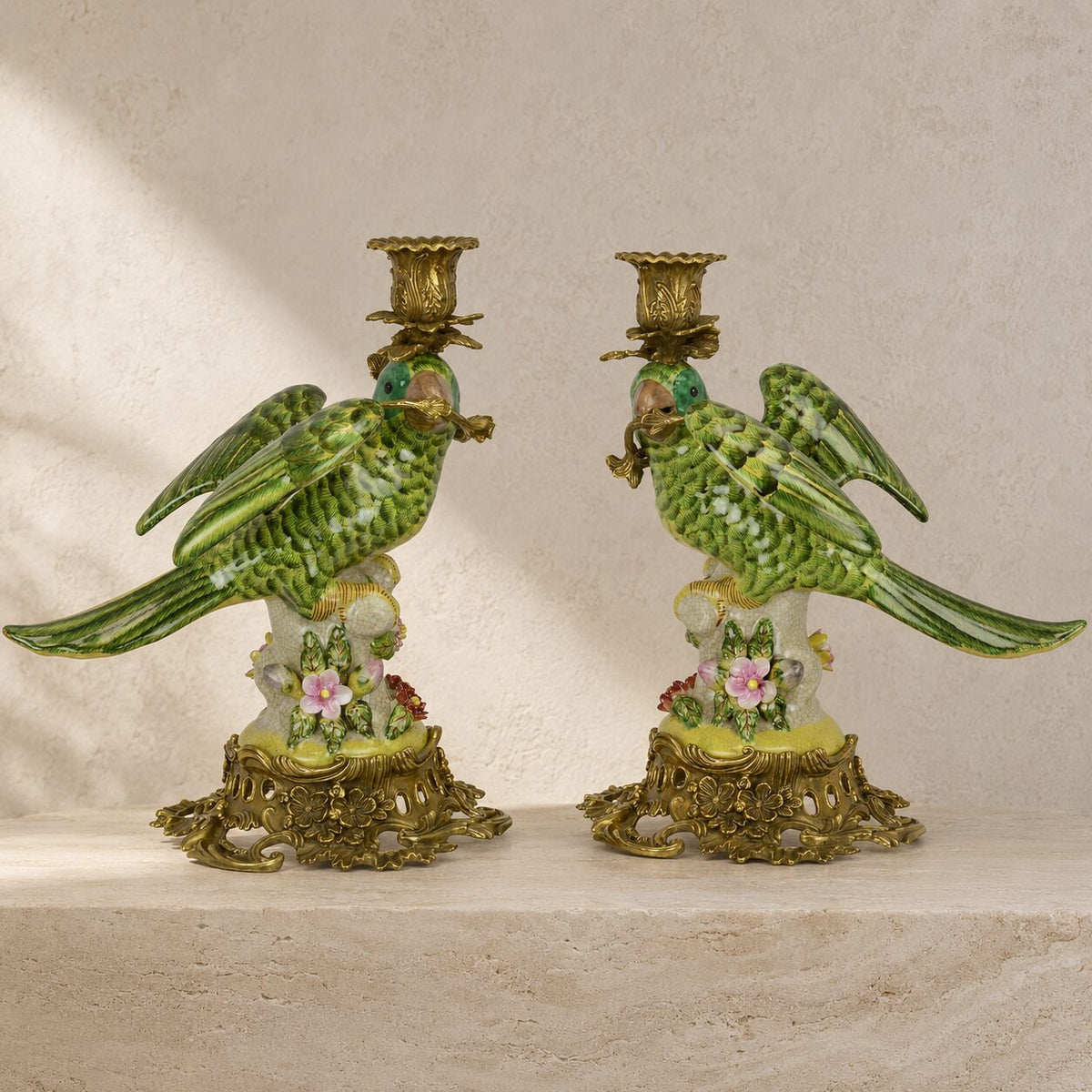 Paire de bougeoirs perroquets en porcelaine et bronze doré, vue d'ensemble