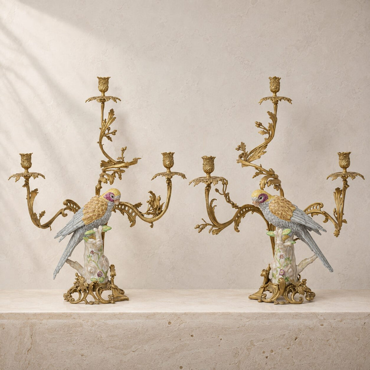 Paire de candélabres aux perroquets en porcelaine et bronze doré, vue d'ensemble