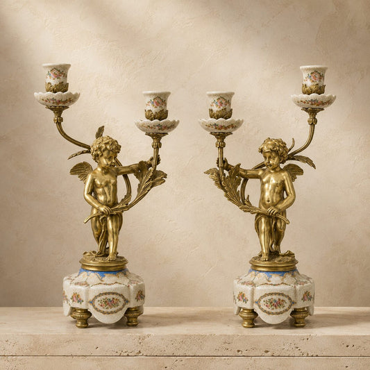 Paire de candélabres aux putti en bronze doré et porcelaine, vue d'ensemble