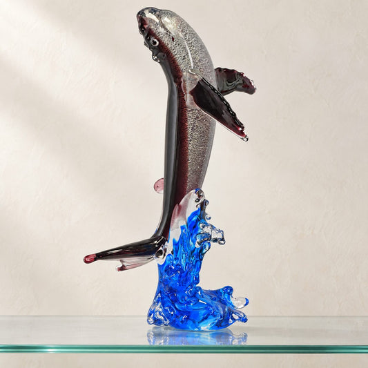 Baleine à bosse en verre soufflé sur vague, vue d'ensemble