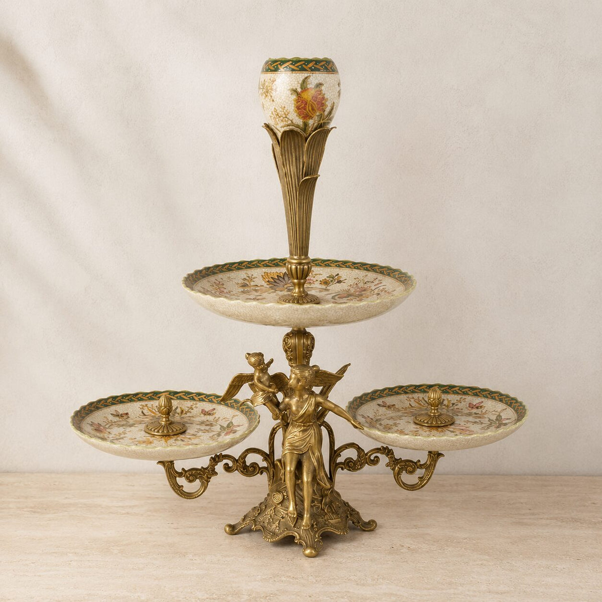 Surtout de table en bronze doré et porcelaine à décor floral, vue d'ensemble