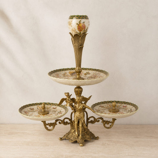 Surtout de table en bronze doré et porcelaine à décor floral, vue d'ensemble