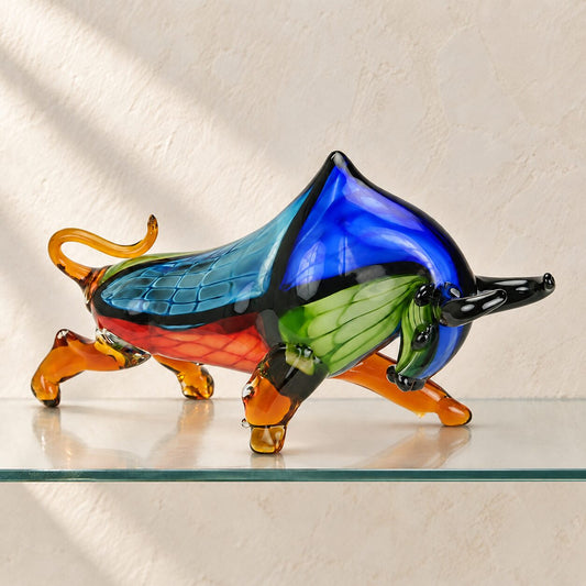 Taureau chargeant en verre soufflé polychrome style Murano, face profil