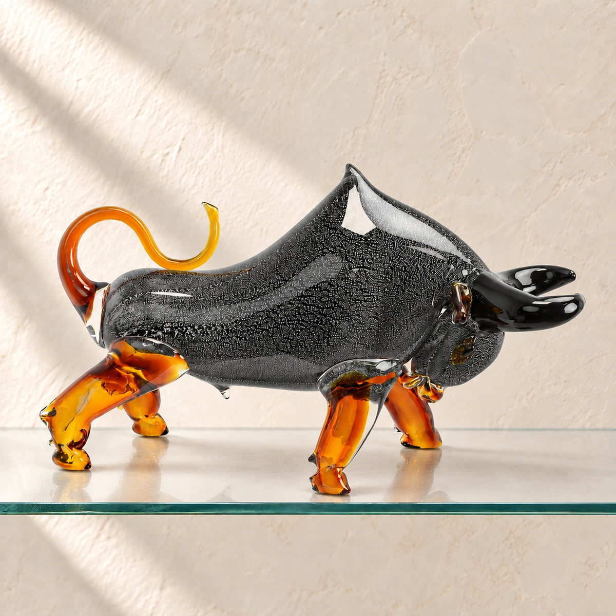 Taureau en verre style Murano gris argenté et ambre, vue d'ensemble profil