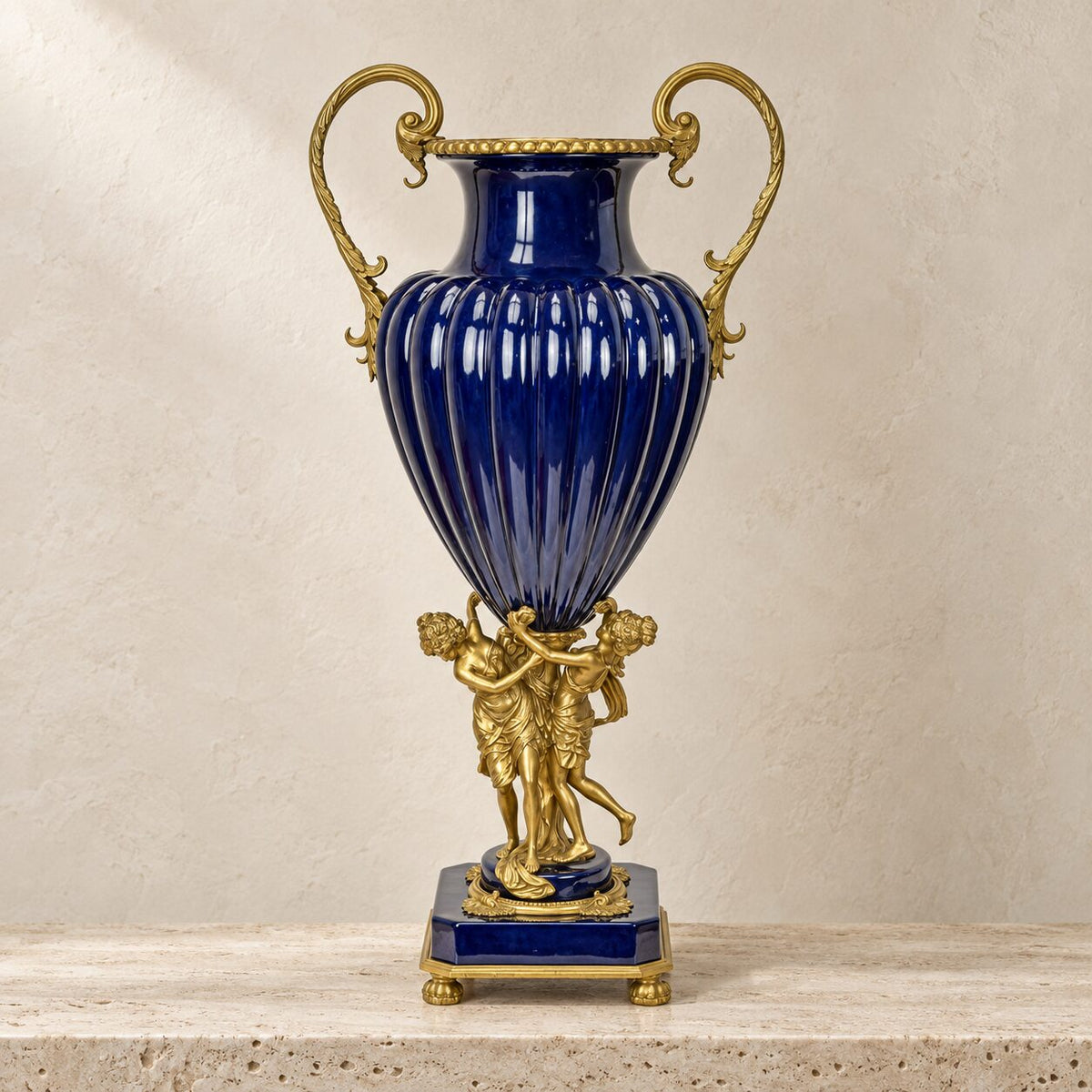 Vase amphore en porcelaine bleu cobalt et bronze doré, vue d'ensemble