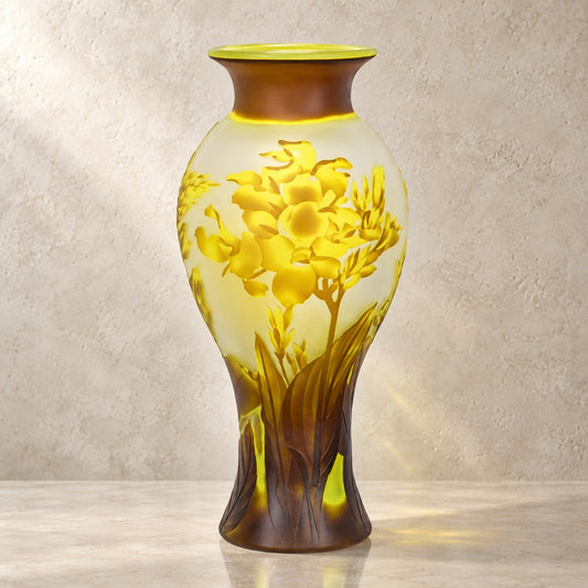 Vase balustre en verre camée à décor de freesias jaunes, vue d'ensemble