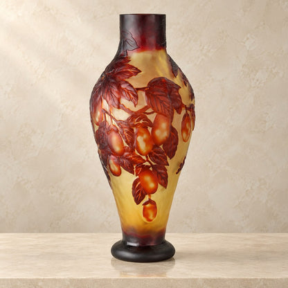 Vase balustre en verre multicouche décor de prunes, vue d'ensemble