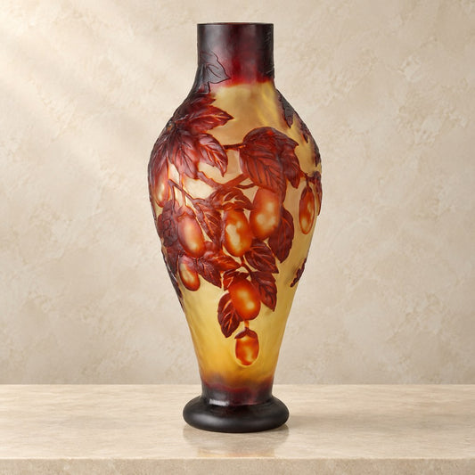 Vase balustre en verre multicouche décor de prunes, vue d'ensemble