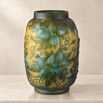 Vase camée Art Nouveau à décor de clématites vertes et bleues, vue d'ensemble