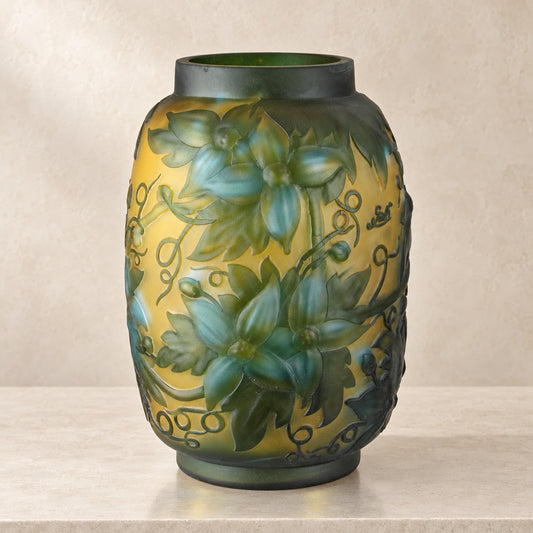 Vase camée Art Nouveau à décor de clématites vertes et bleues, vue d'ensemble