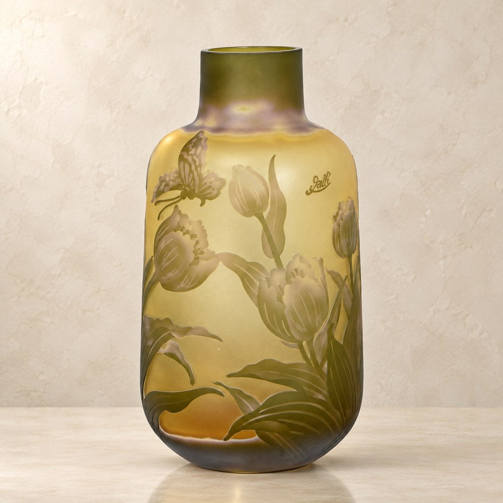 Vase camée en pâte de verre décor tulipes et papillon, vue d'ensemble