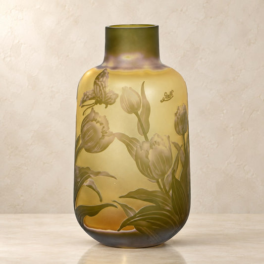 Vase camée en pâte de verre décor tulipes et papillon, vue d'ensemble
