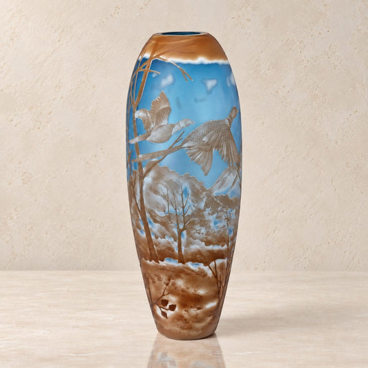 Vase camée en verre multicouche à décor de faisans en vol, vue d'ensemble