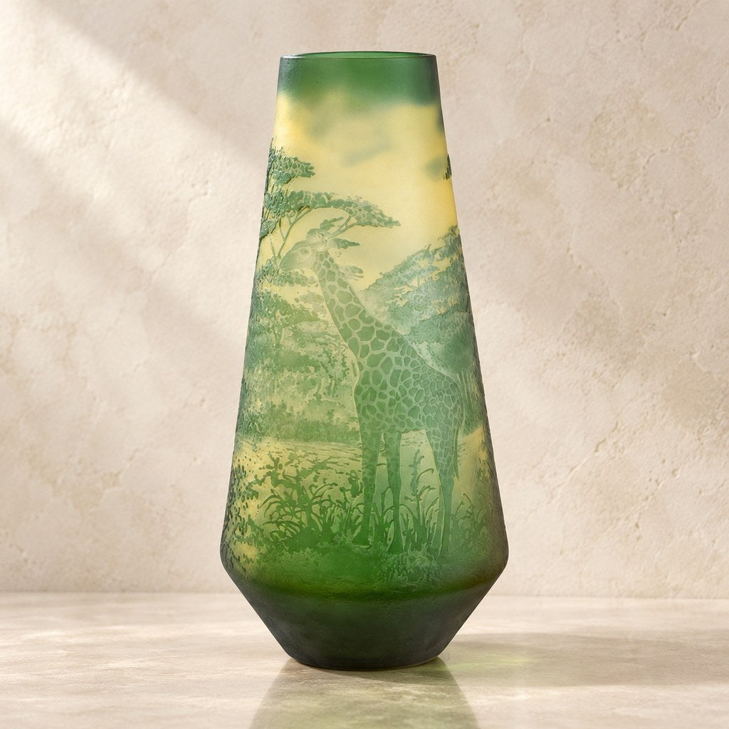 Vase camée en verre multicouche décor girafes et savane, vue d'ensemble