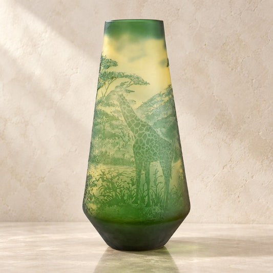 Vase camée en verre multicouche décor girafes et savane, vue d'ensemble
