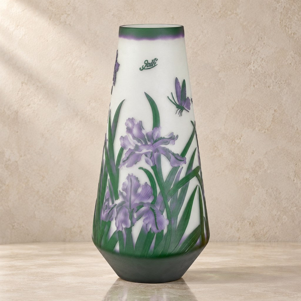 Vase camée en verre multicouche décor iris et libellule, vue d'ensemble