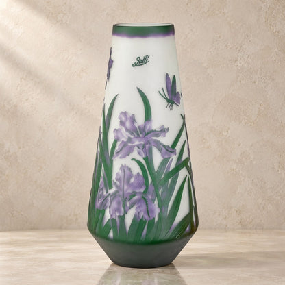 Vase camée en verre multicouche décor iris et libellule, vue d'ensemble