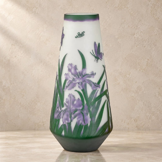 Vase camée en verre multicouche décor iris et libellule, vue d'ensemble