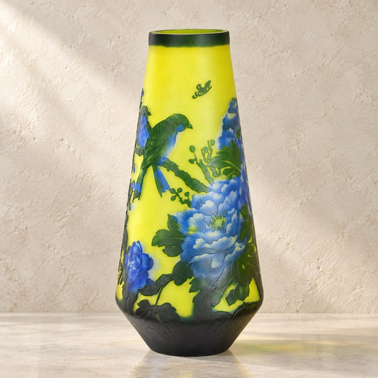 Vase camée en verre multicouche décor oiseau et pivoines, vue d'ensemble