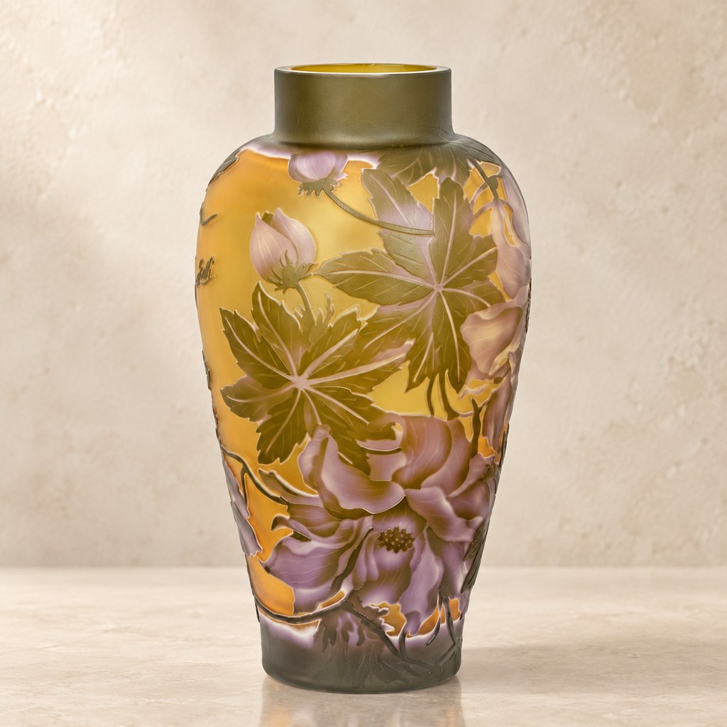 Vase camée en verre multicouche décor de pivoines et feuillages, vue d'ensemble