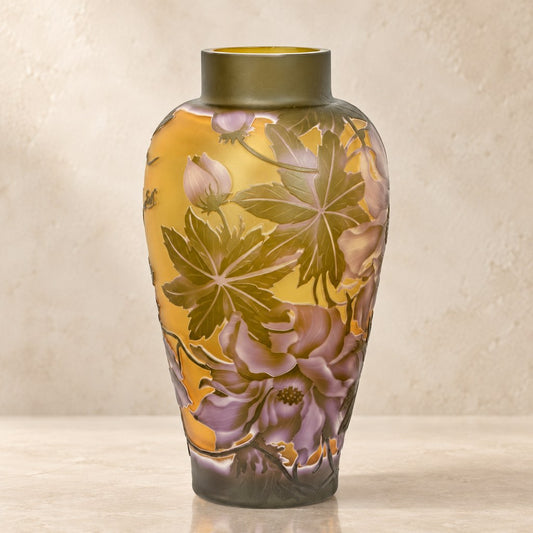 Vase camée en verre multicouche décor de pivoines et feuillages, vue d'ensemble
