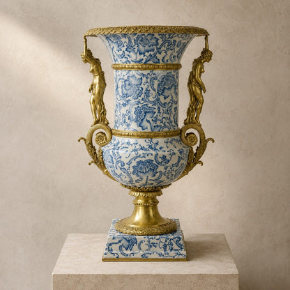 Vase médicis porcelaine bleu et blanc à monture bronze doré, vue d'ensemble
