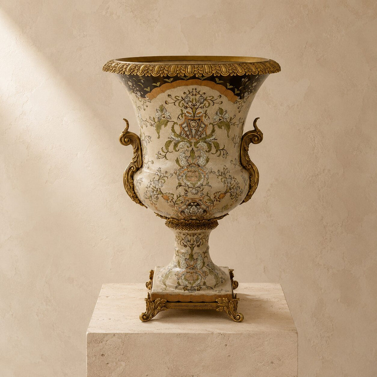 Vase Médicis en porcelaine craquelée à monture bronze doré, vue d'ensemble