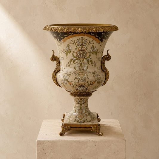 Vase Médicis en porcelaine craquelée à monture bronze doré, vue d'ensemble