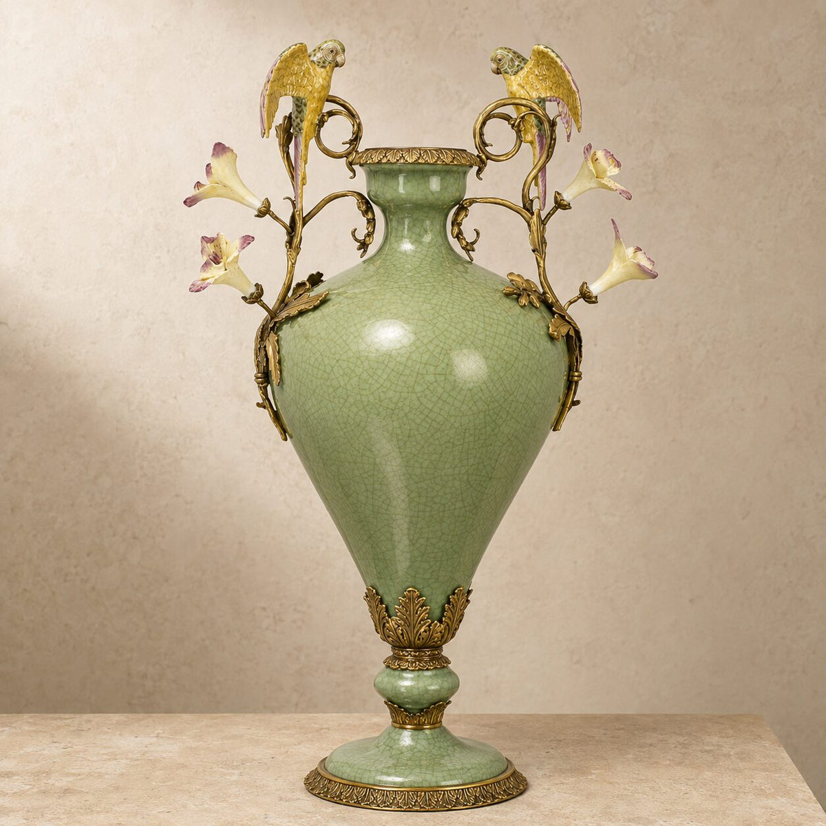 Vase en porcelaine céladon craquelée, monture bronze aux perroquets, vue d'ensemble