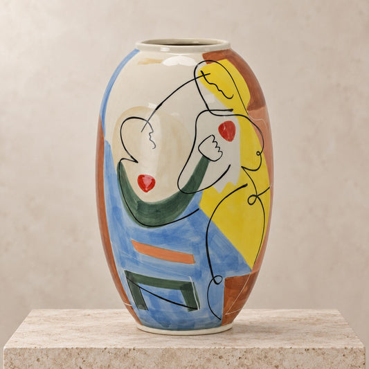 Vase en porcelaine émaillée décor cubiste figure féminine, vue d'ensemble