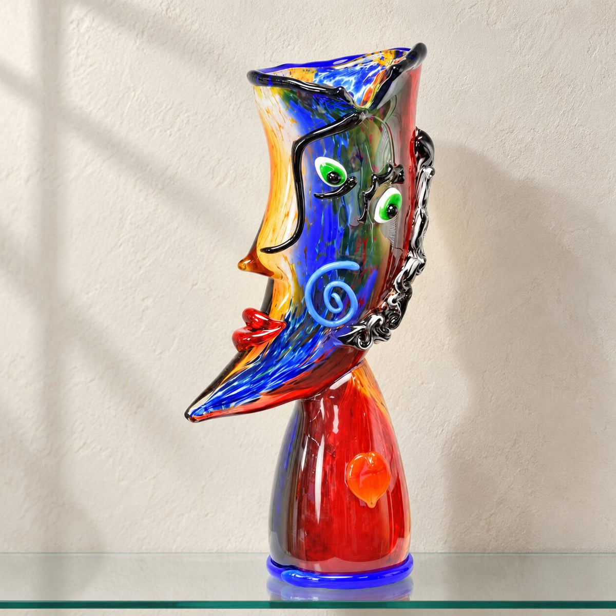 Vase sculpture visage cubiste de face en verre polychrome style Murano, vue d'ensemble