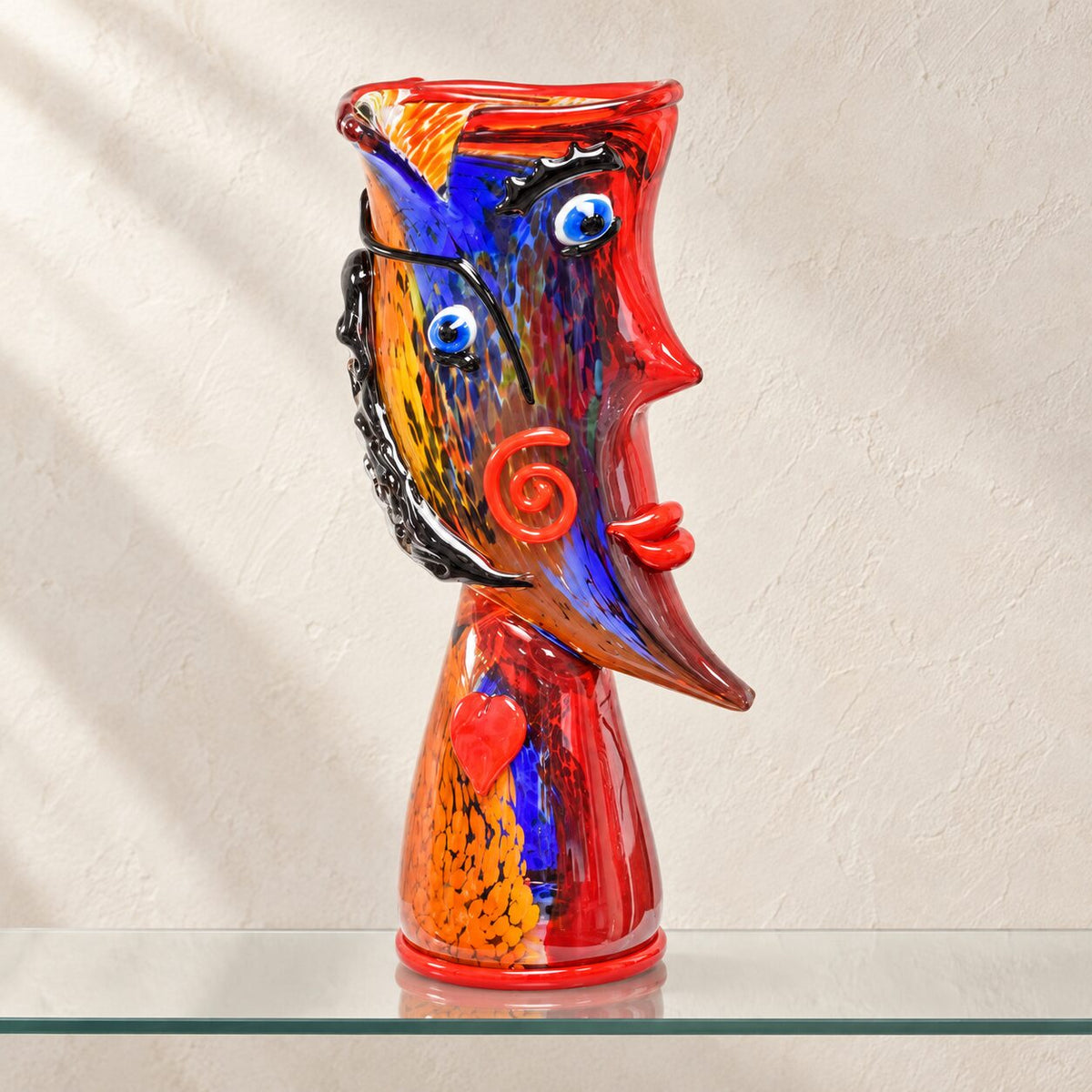 Vase sculpture visage cubiste de profil en verre polychrome style Murano, vue d'ensemble