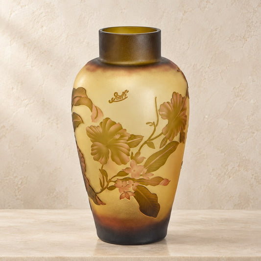 Vase style Gallé en verre multicouche à décor floral, vue d'ensemble